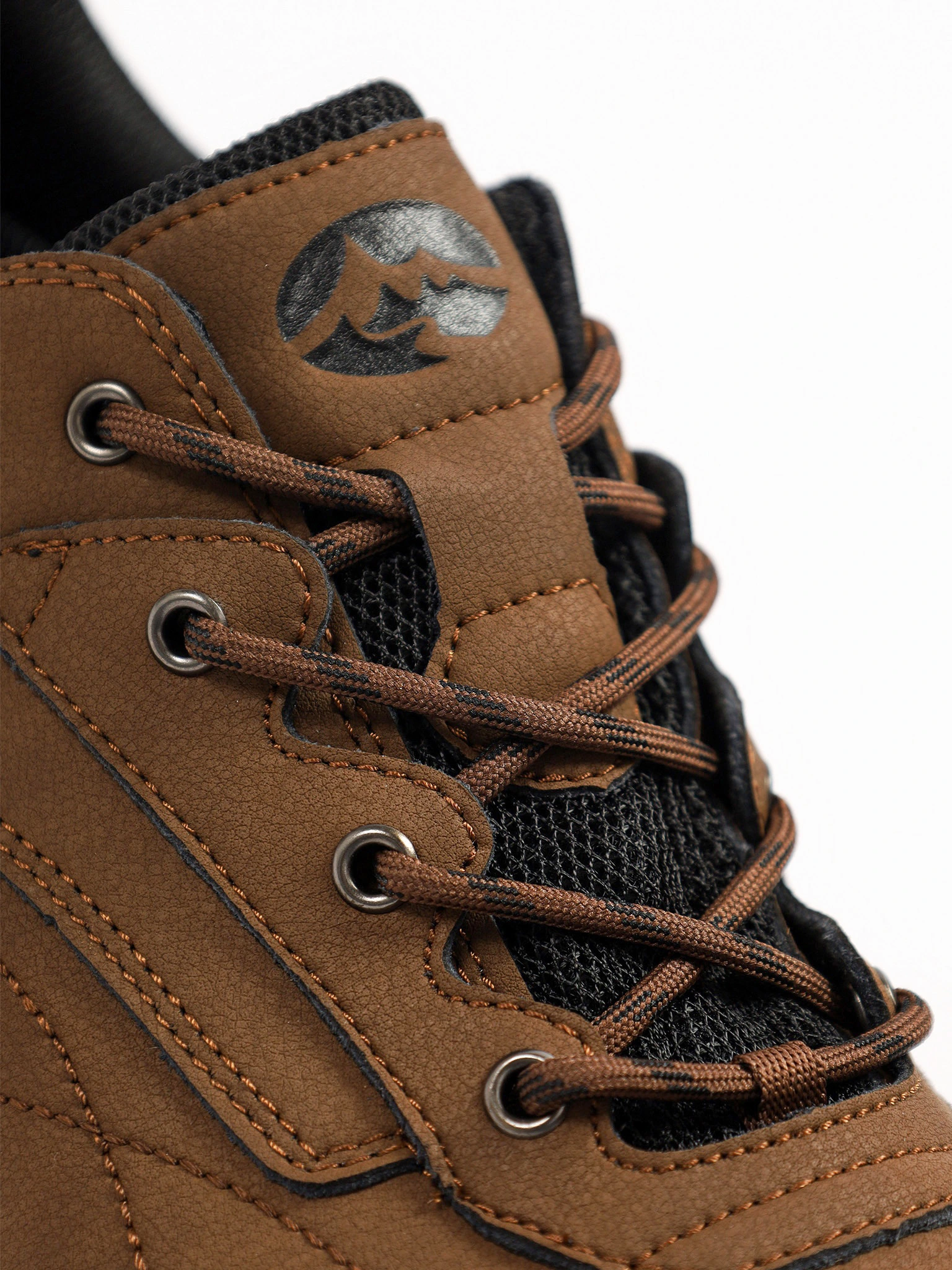 Кроссовки комбинированные коричневого цвета на рельефной подошве